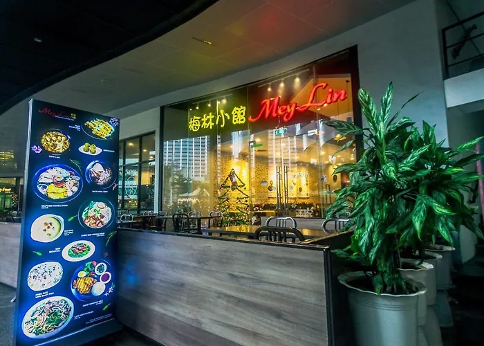 Netflix & Chill Stylish Makati Gym Swim Park Internet Fast 2474 Apartment