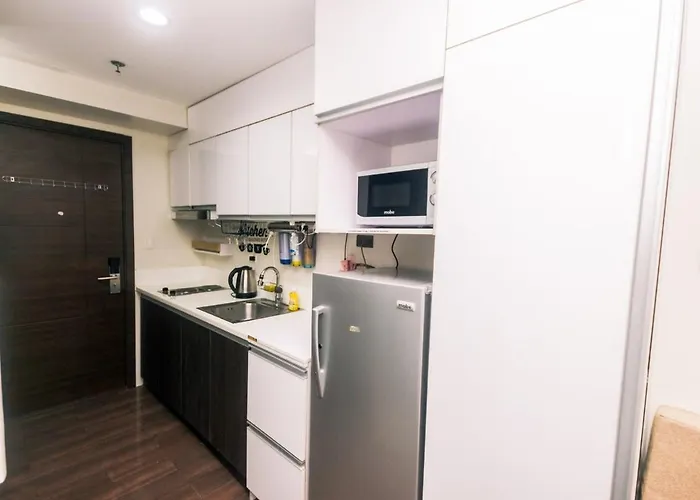 Netflix & Chill Stylish Makati Gym Swim Park Internet Fast 2474 * Manila