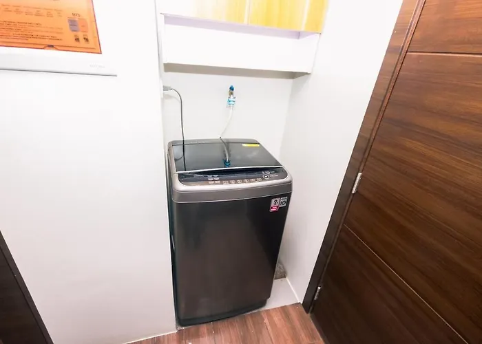 Netflix & Chill Stylish Makati Gym Swim Park Internet Fast 2474 Apartment Manila