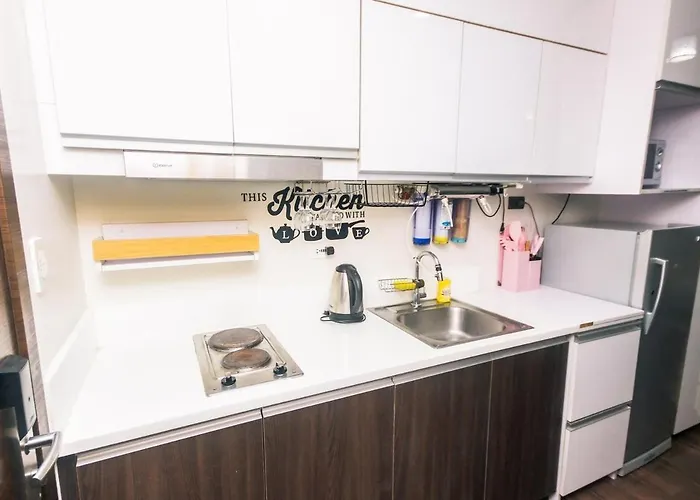 Netflix & Chill Stylish Makati Gym Swim Park Internet Fast 2474 Apartment