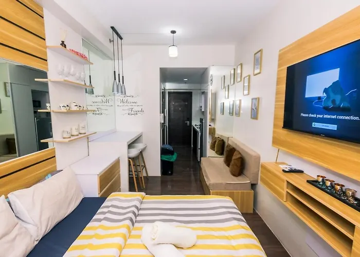 Apartment Netflix & Chill Stylish Makati Gym Swim Park Internet Fast 2474 *