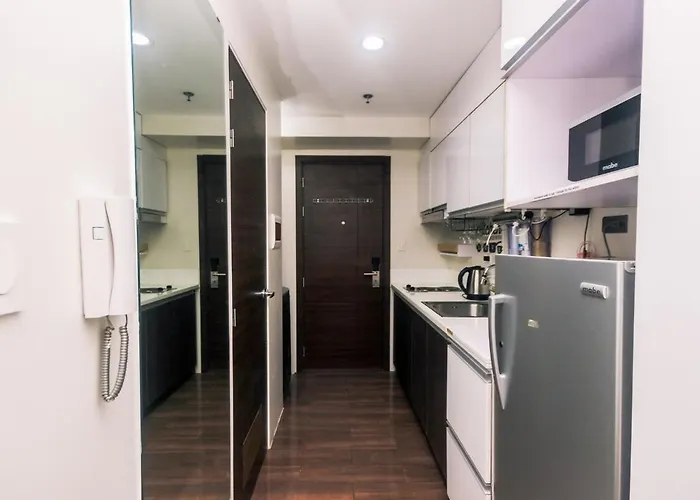 Netflix & Chill Stylish Makati Gym Swim Park Internet Fast 2474 Apartment