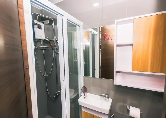 Apartment Netflix & Chill Stylish Makati Gym Swim Park Internet Fast 2474 Manila