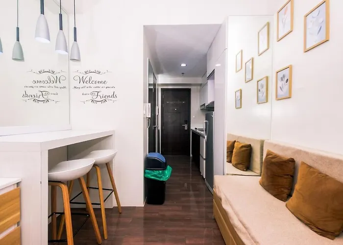 Netflix & Chill Stylish Makati Gym Swim Park Internet Fast 2474 Apartment