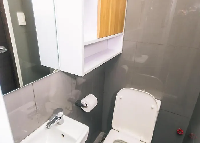 Netflix & Chill Stylish Makati Gym Swim Park Internet Fast 2474 Apartment *