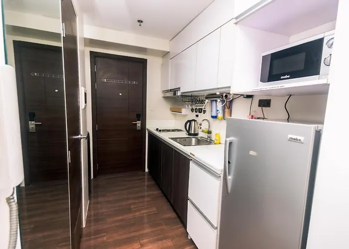 Apartment Netflix & Chill Stylish Makati Gym Swim Park Internet Fast 2474 *