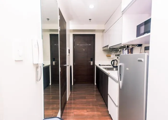 Netflix & Chill Stylish Makati Gym Swim Park Internet Fast 2474 Apartment Manila