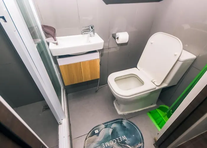 Netflix & Chill Stylish Makati Gym Swim Park Internet Fast 2474 Apartment