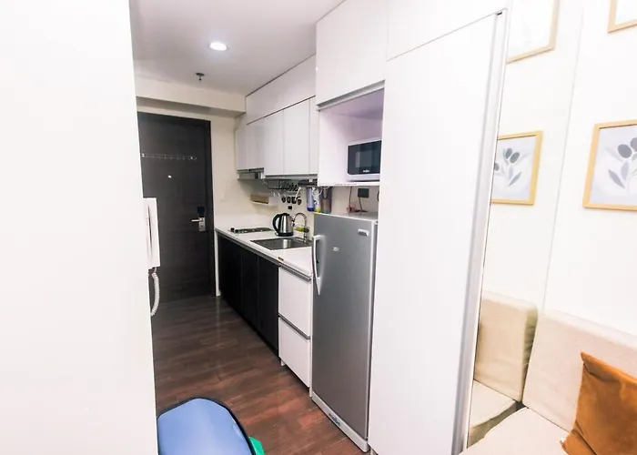 Netflix & Chill Stylish Makati Gym Swim Park Internet Fast 2474 * Manila
