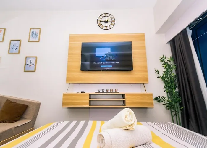 Apartment Netflix & Chill Stylish Makati Gym Swim Park Internet Fast 2474 *