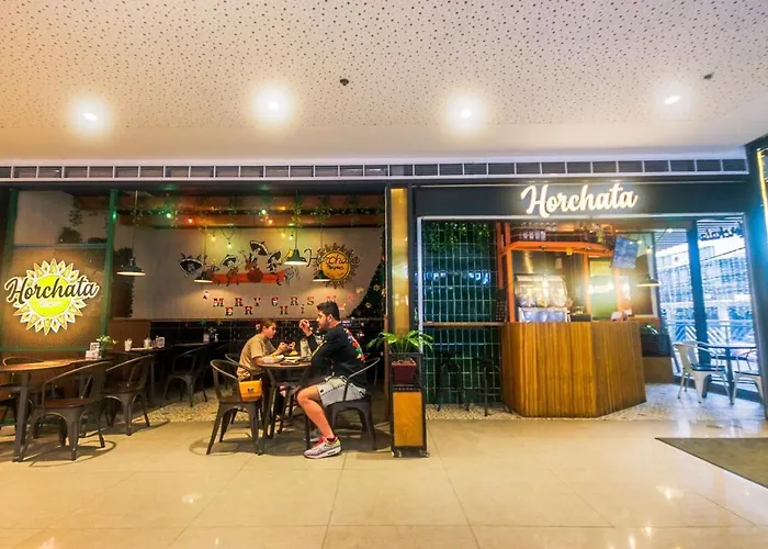 Apartment Netflix & Chill Stylish Makati Gym Swim Park Internet Fast 2474 *